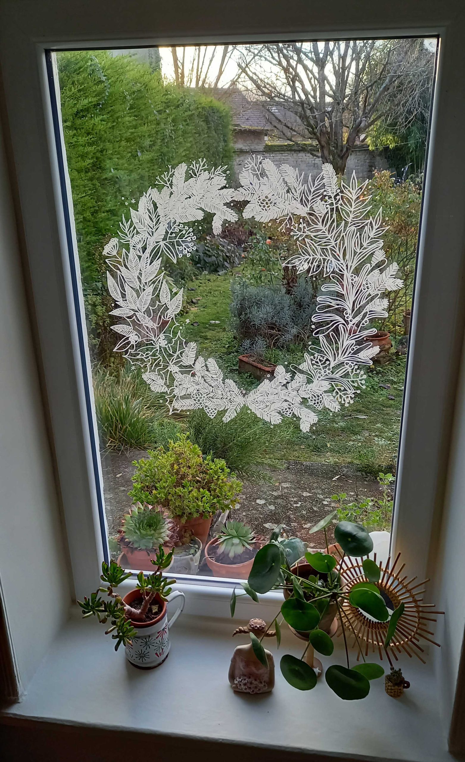 Couronne de Noël sur vitre intérieur